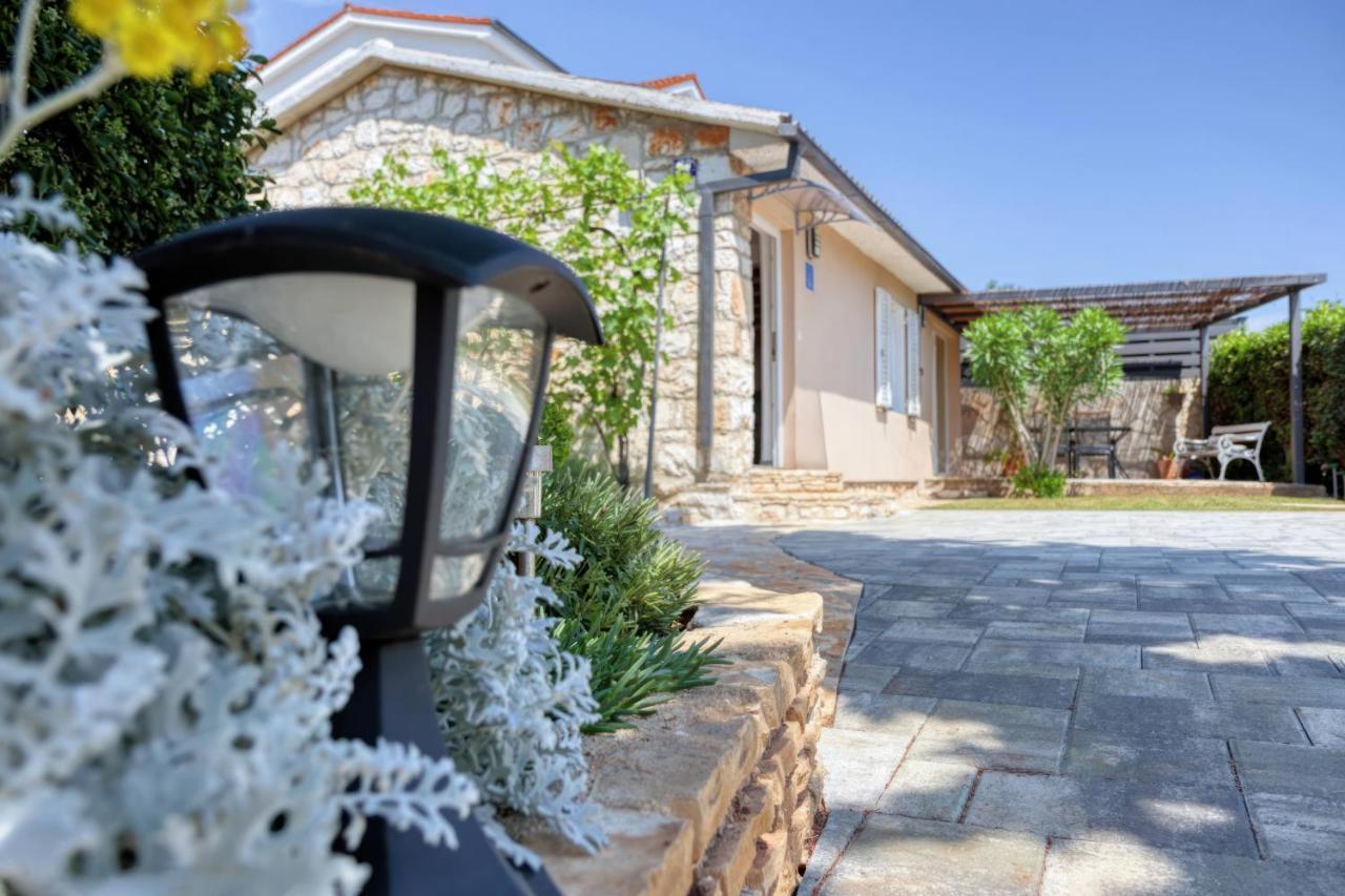 Holiday House "Laurus Garden" With Private Parking Medulin Exterior photo