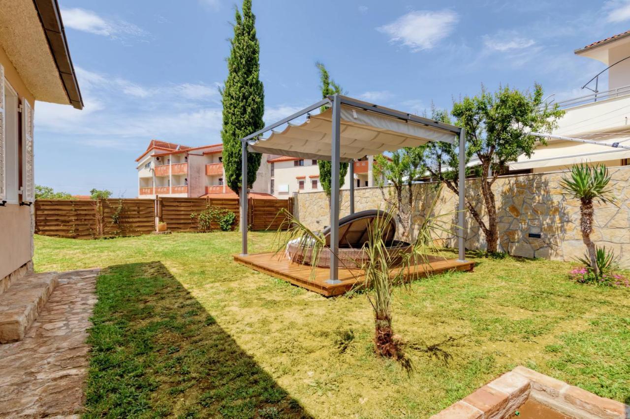 Holiday House "Laurus Garden" With Private Parking Medulin Exterior photo