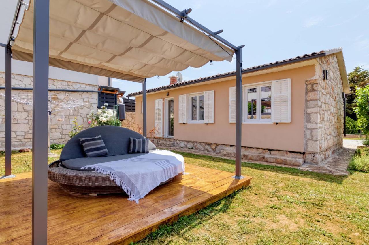 Holiday House "Laurus Garden" With Private Parking Medulin Exterior photo